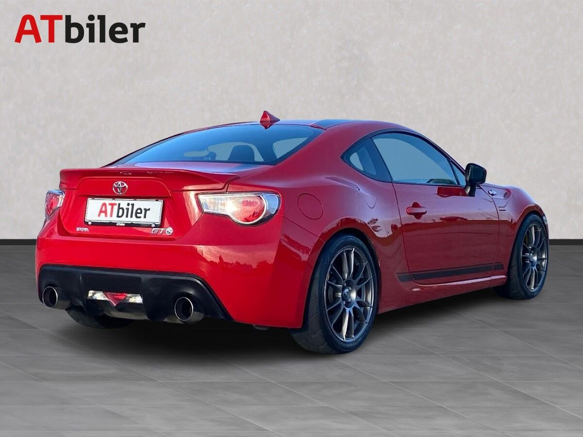 Rød Toyota GT86 fra 2013 set udefra