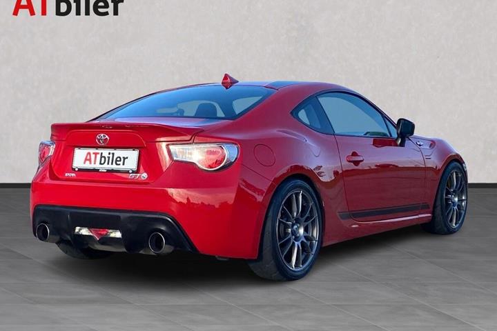 Rød Toyota GT86 fra 2013 set udefra