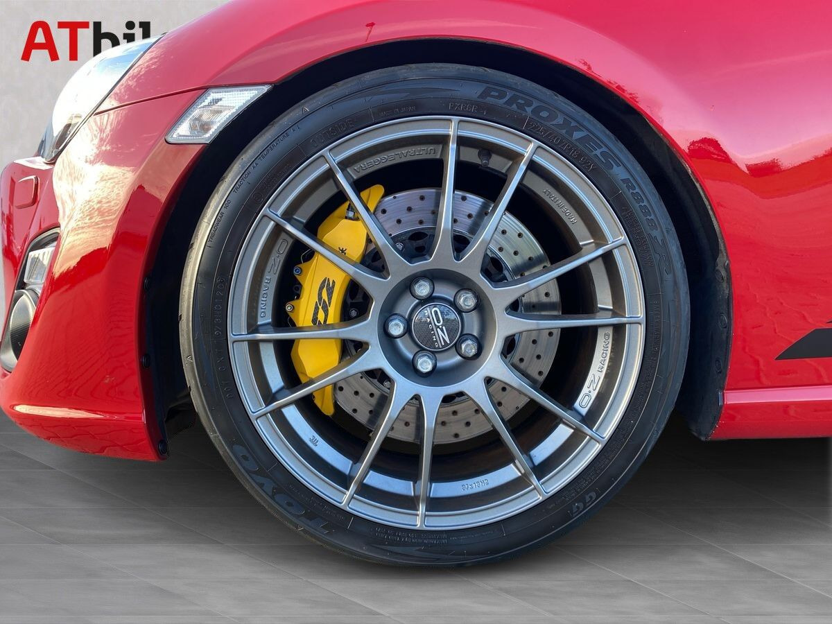 Rød Toyota GT86 fra 2013 set udefra