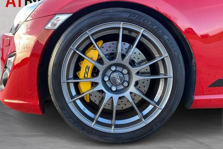 Rød Toyota GT86 fra 2013 set udefra
