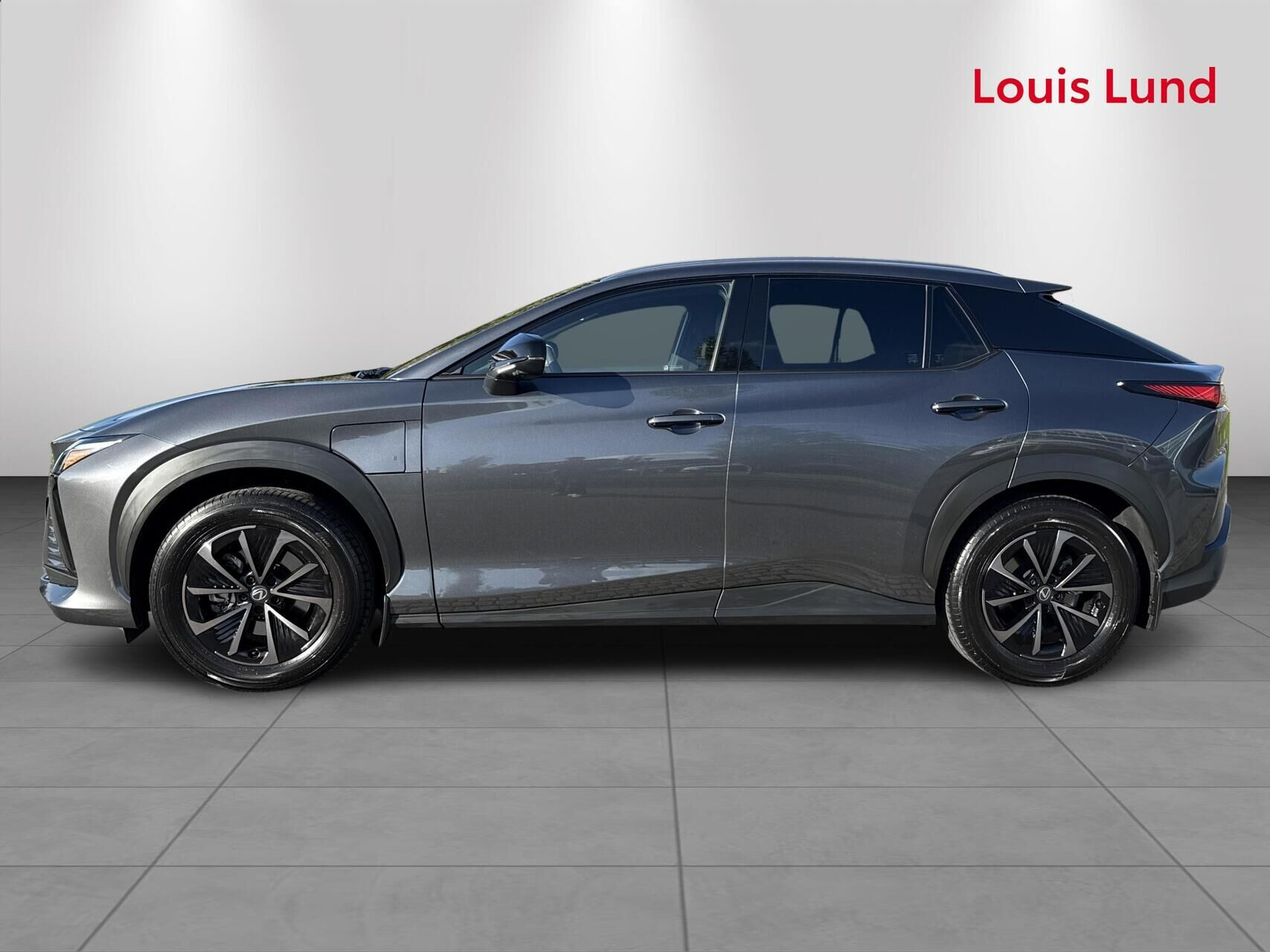 Grå Lexus RZ fra 2026
