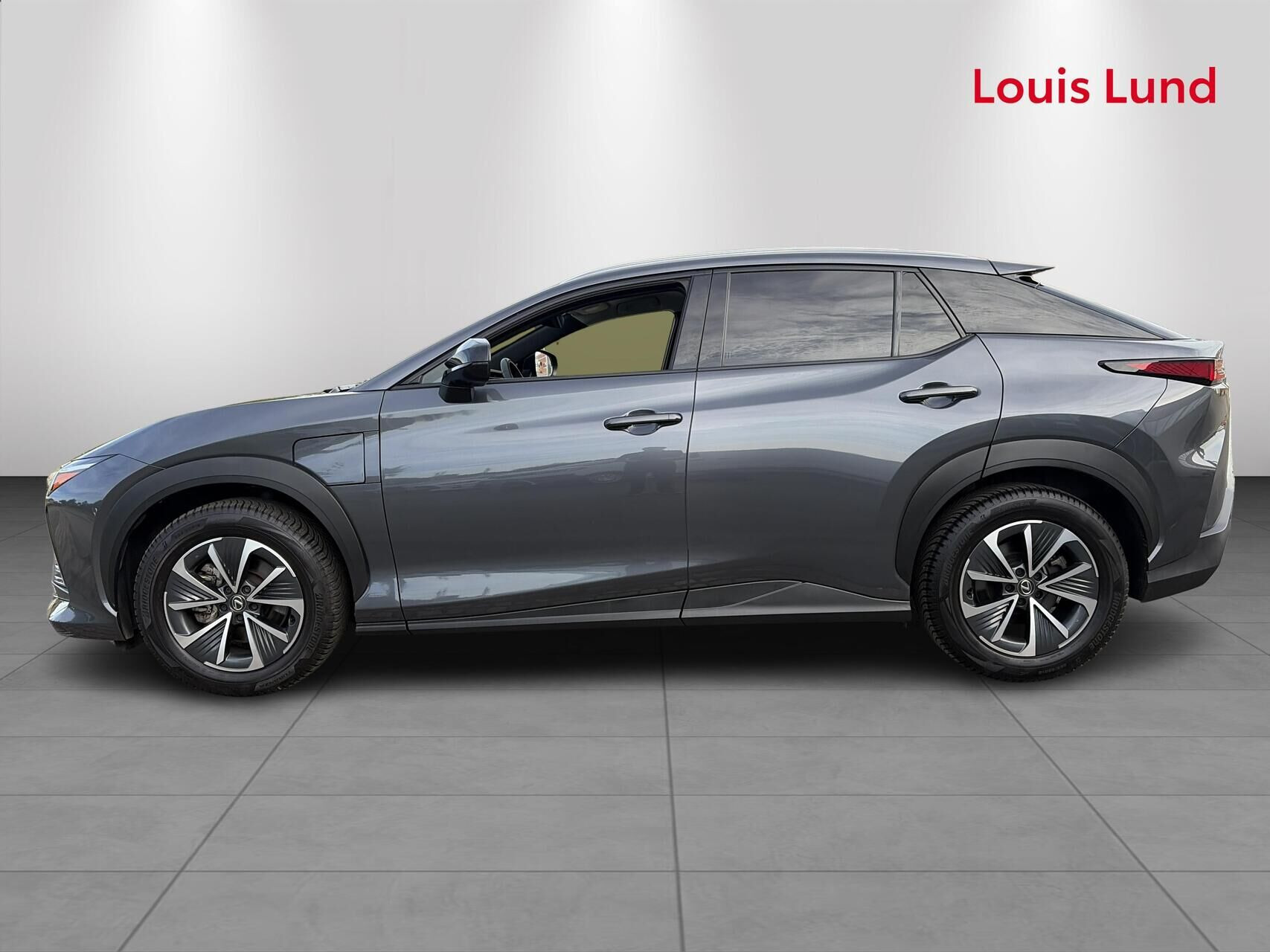 Grå Lexus RZ fra 2024