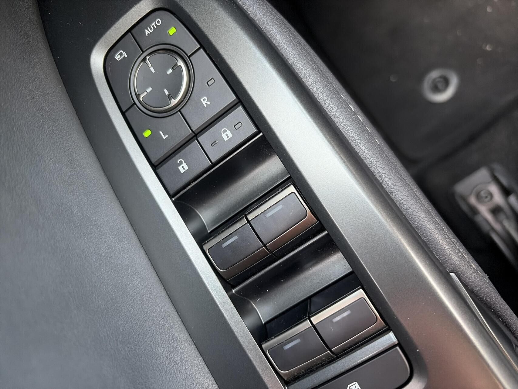 Grå Lexus RZ fra 2024