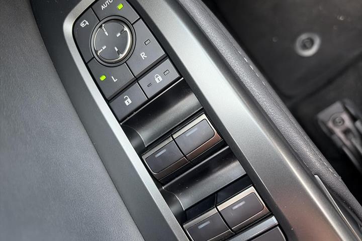 Grå Lexus RZ fra 2024
