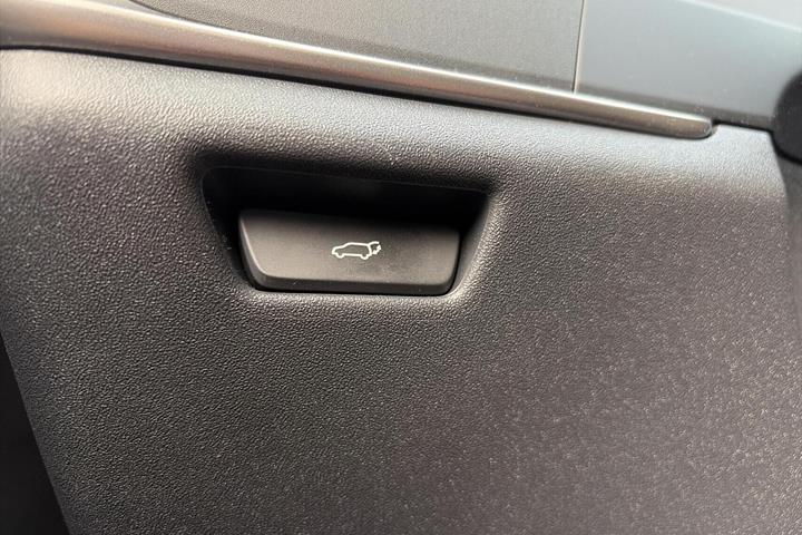 Grå Lexus RZ fra 2024