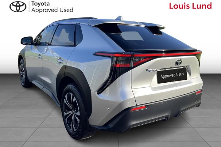 Sølv Toyota BZ4X fra 2024
