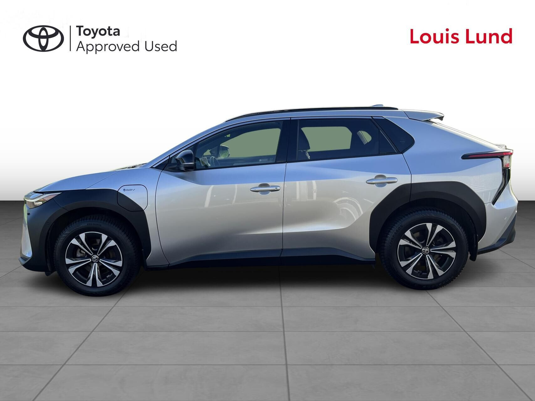 Sølv Toyota BZ4X fra 2024