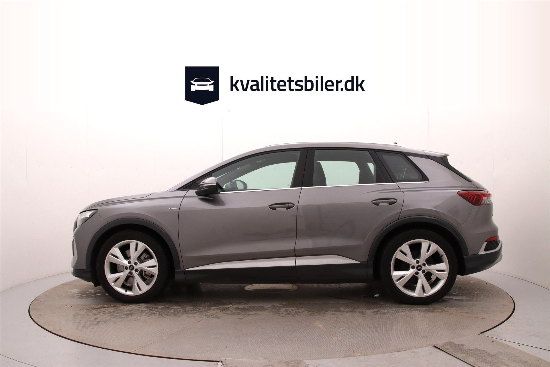 Grå Audi Q4 fra 2025