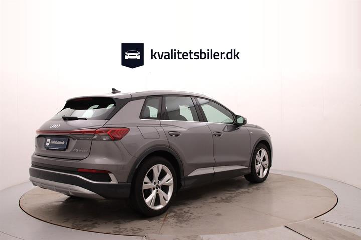 Grå Audi Q4 fra 2025