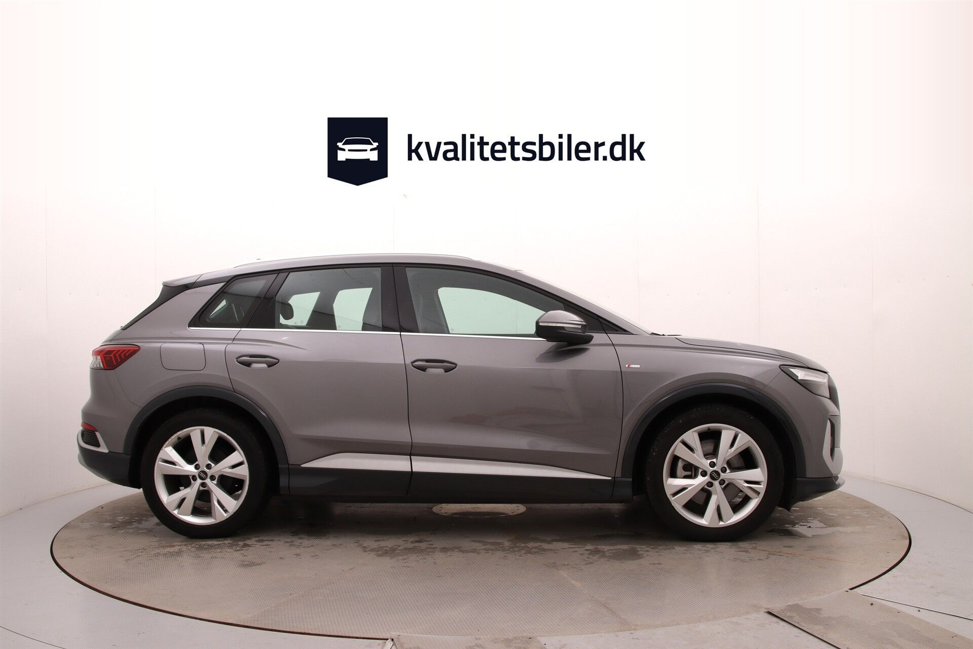 Grå Audi Q4 fra 2025