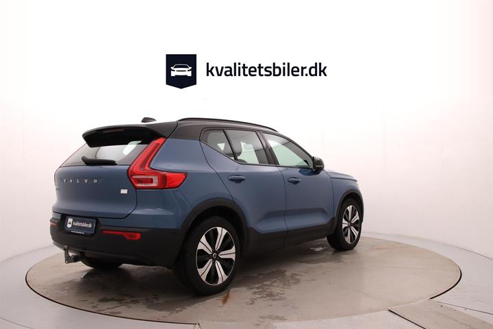 Blå Volvo XC40 fra 2023