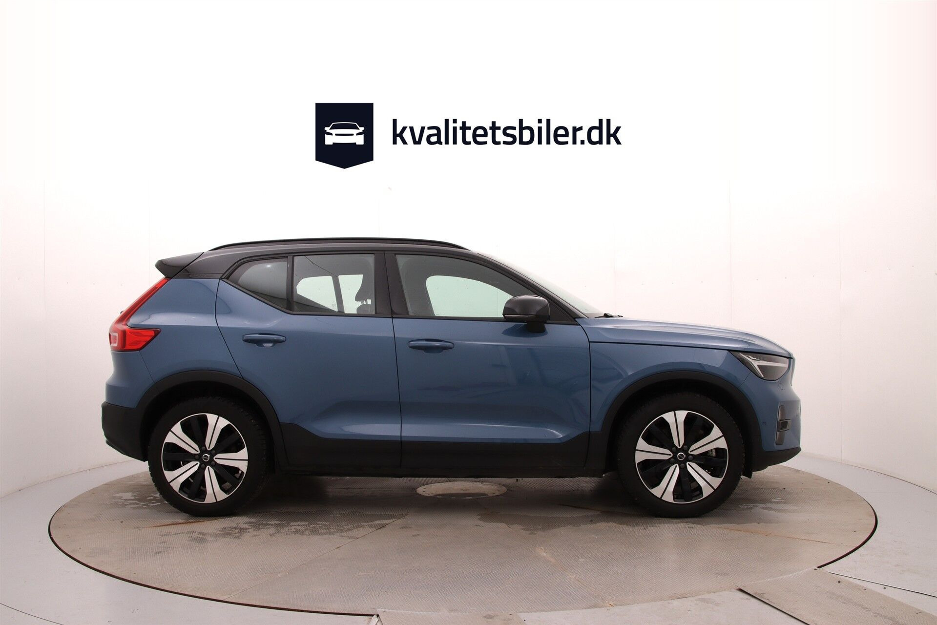 Blå Volvo XC40 fra 2023
