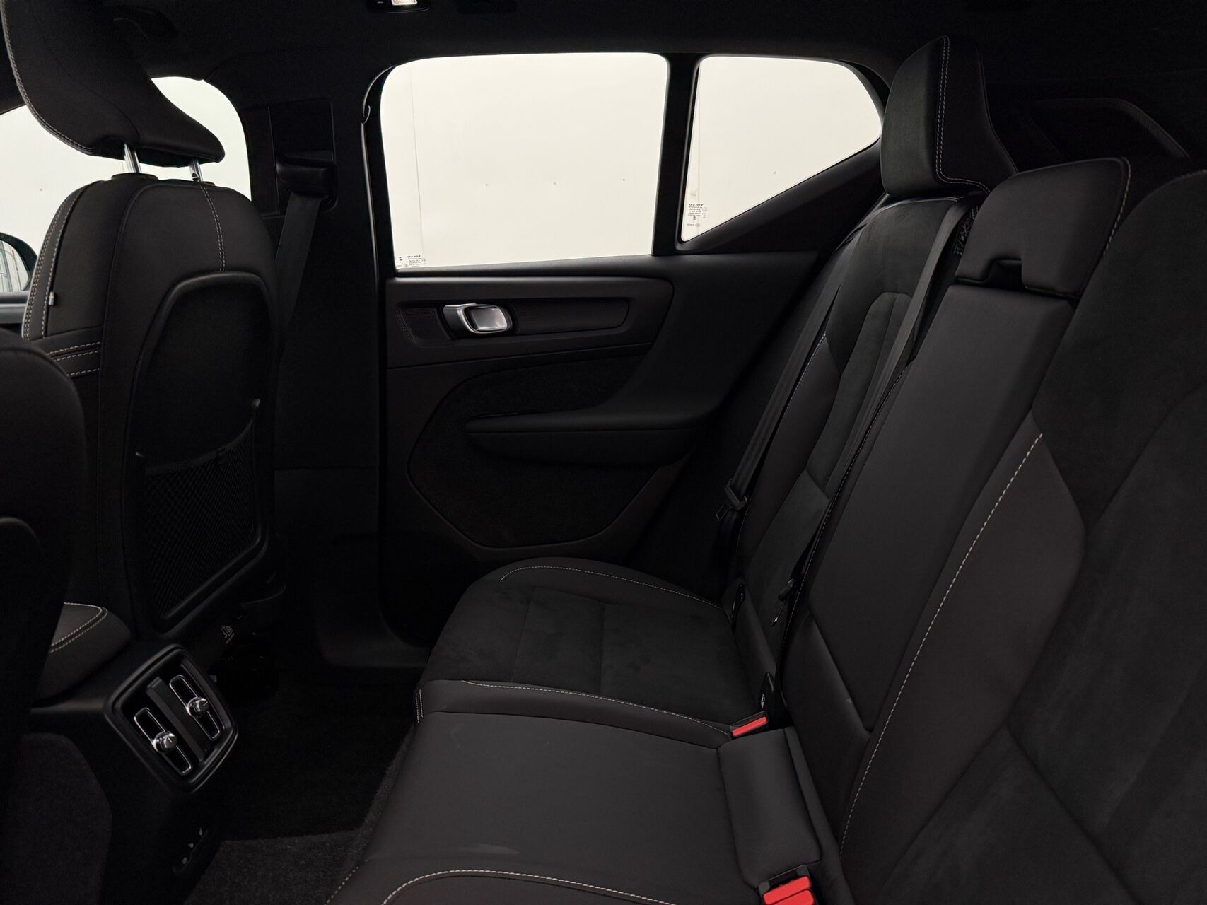 Blå Volvo XC40 fra 2023