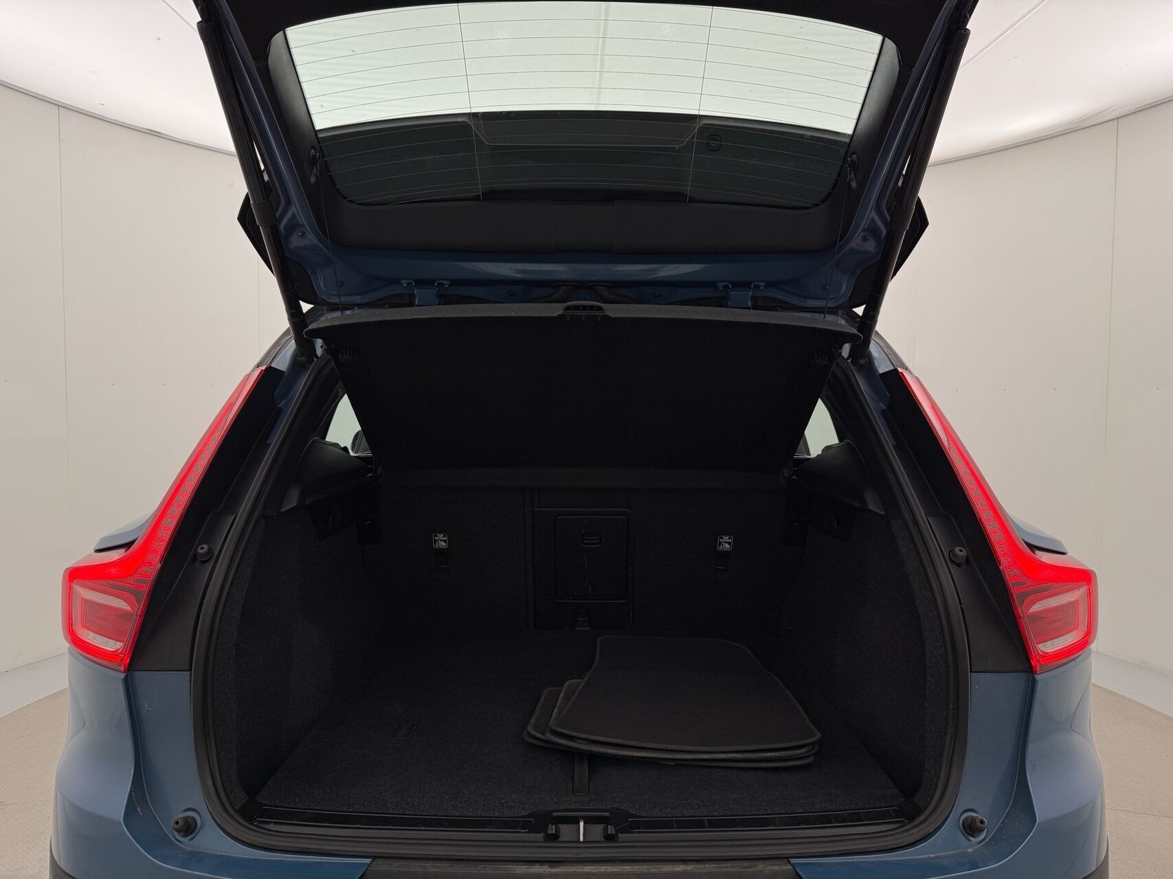 Blå Volvo XC40 fra 2023