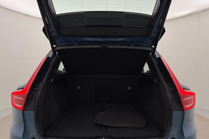 Blå Volvo XC40 fra 2023