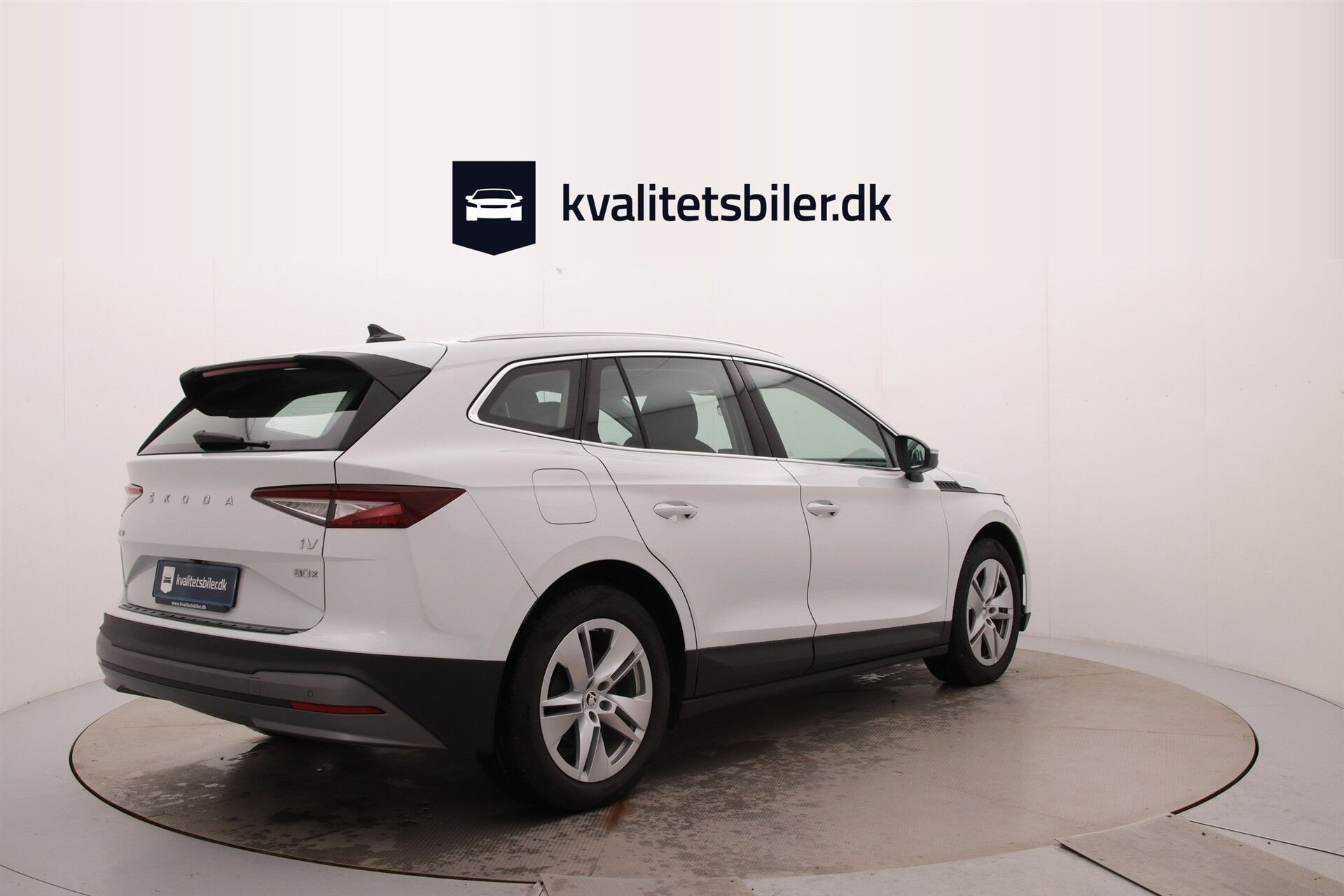 Hvid Skoda Enyaq fra 2023