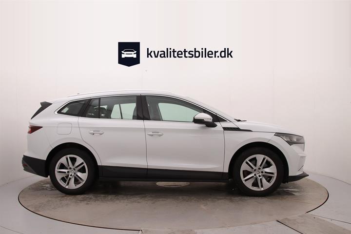 Hvid Skoda Enyaq fra 2023