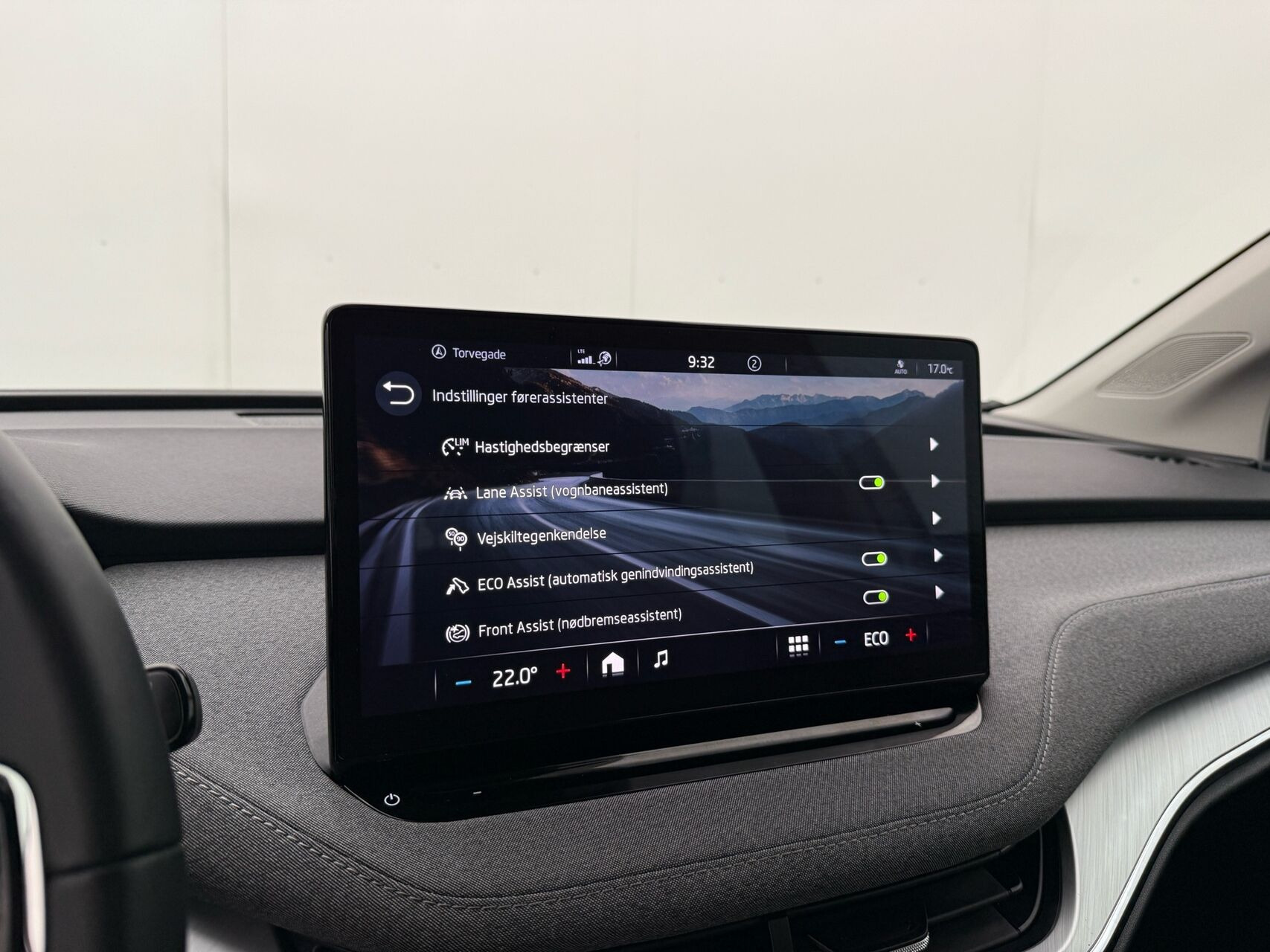 Hvid Skoda Enyaq fra 2023
