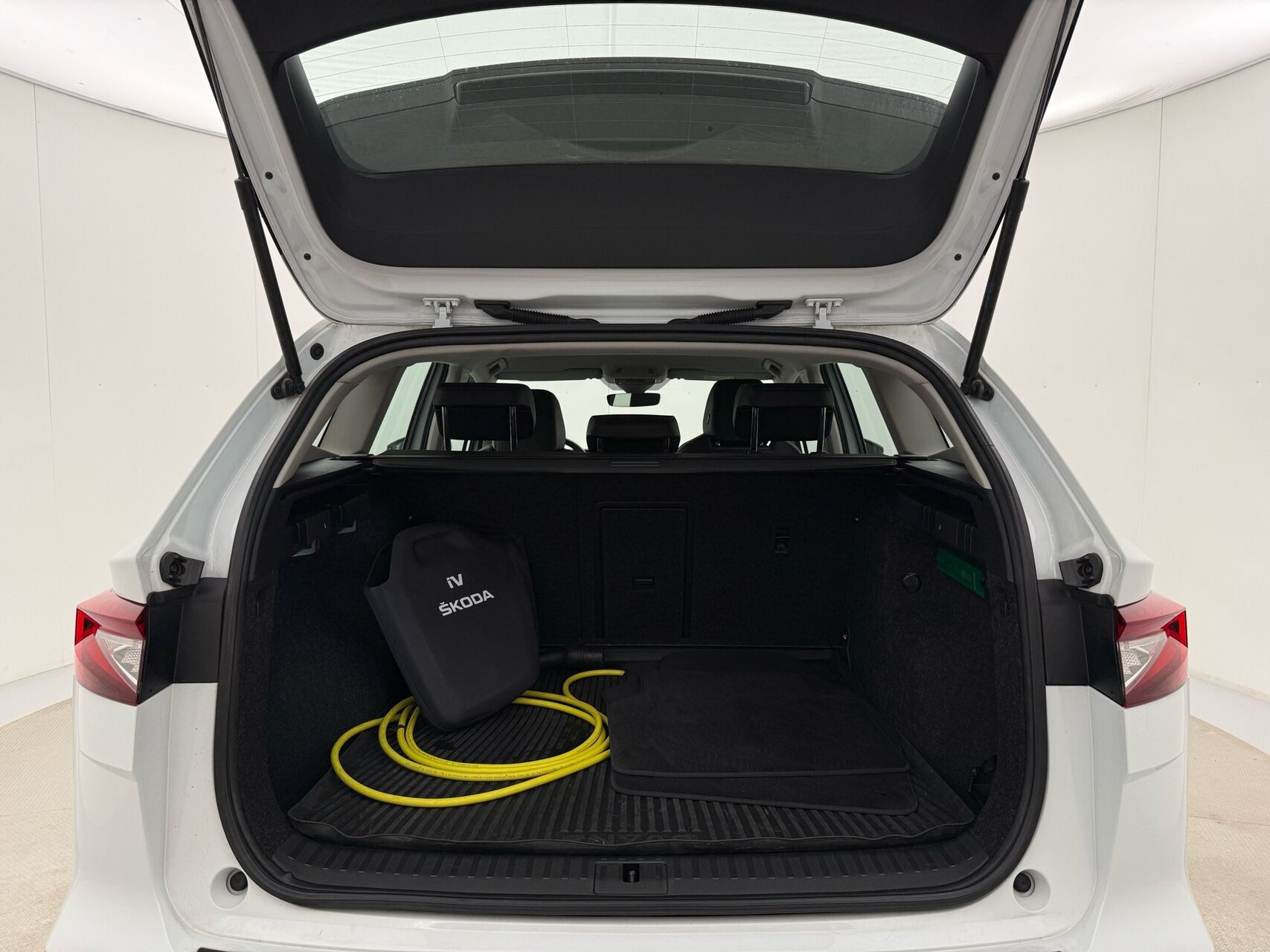 Hvid Skoda Enyaq fra 2023