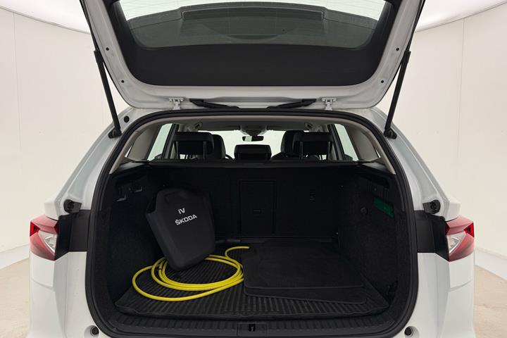 Hvid Skoda Enyaq fra 2023