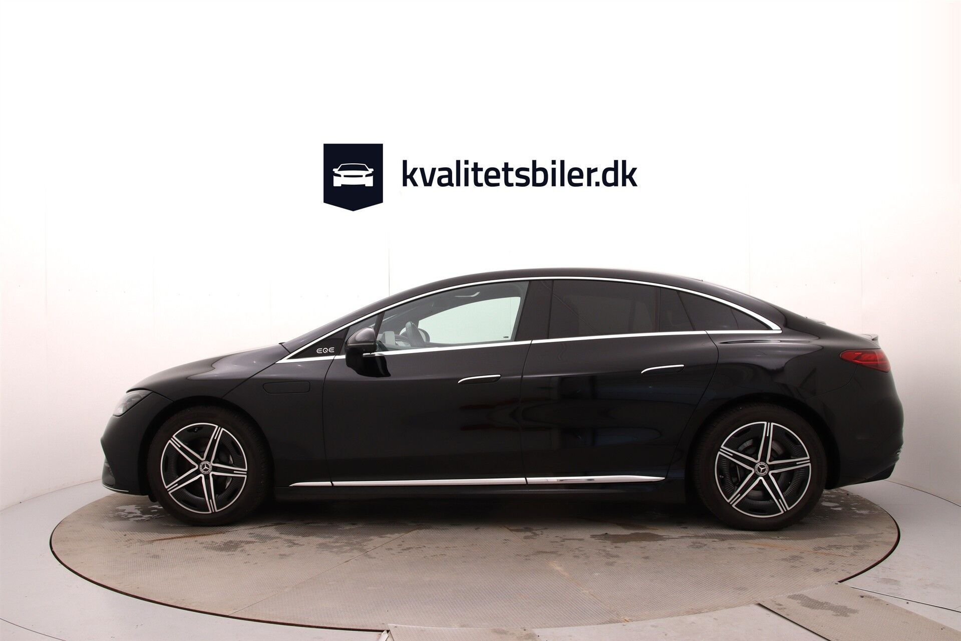Sort Mercedes EQE350 fra 2024