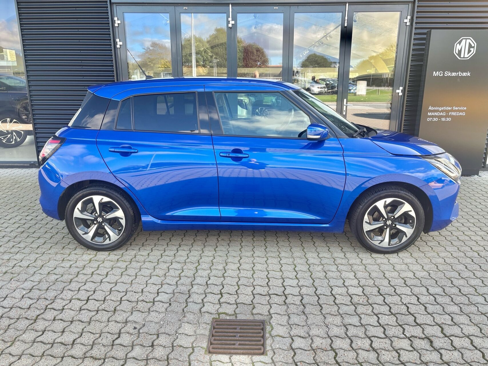 Blå Suzuki Swift fra 2024
