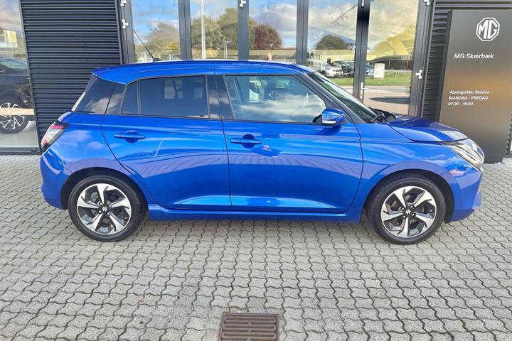 Blå Suzuki Swift fra 2024