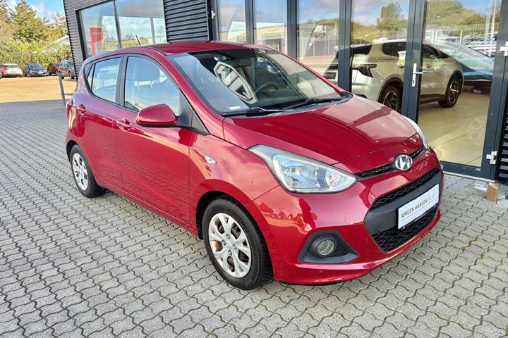 Rød Hyundai i10 fra 2015