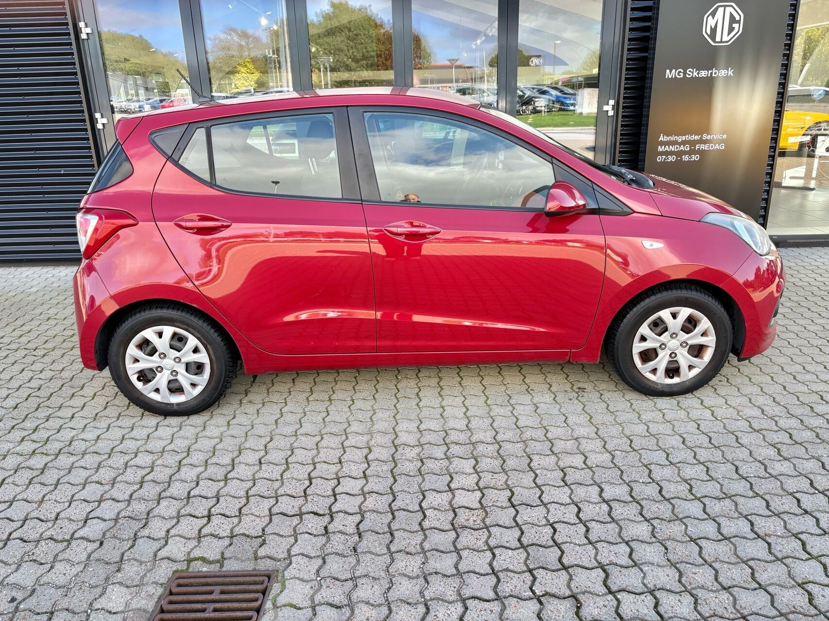 Rød Hyundai i10 fra 2015