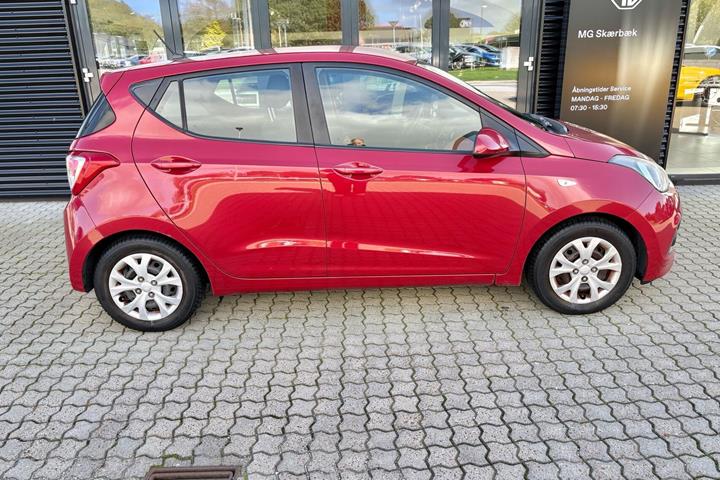 Rød Hyundai i10 fra 2015