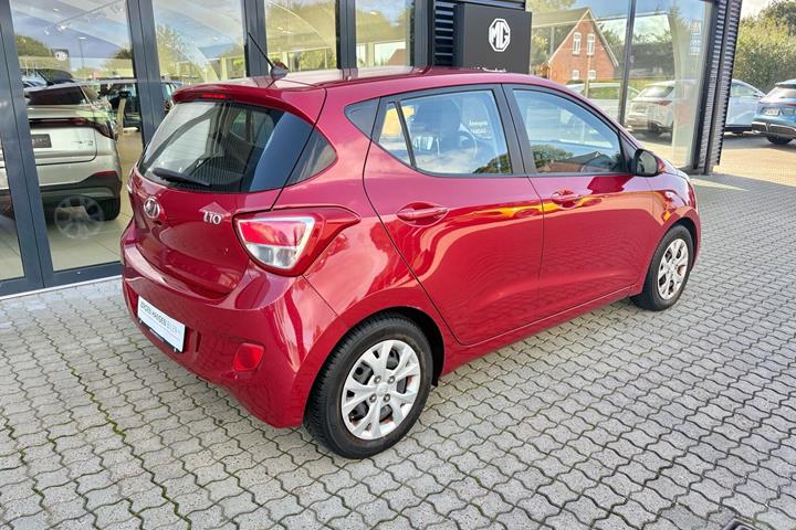 Rød Hyundai i10 fra 2015