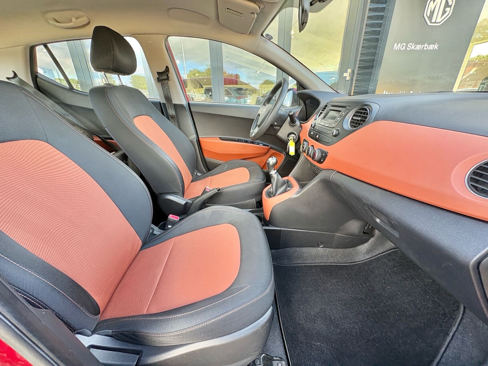 Rød Hyundai i10 fra 2015