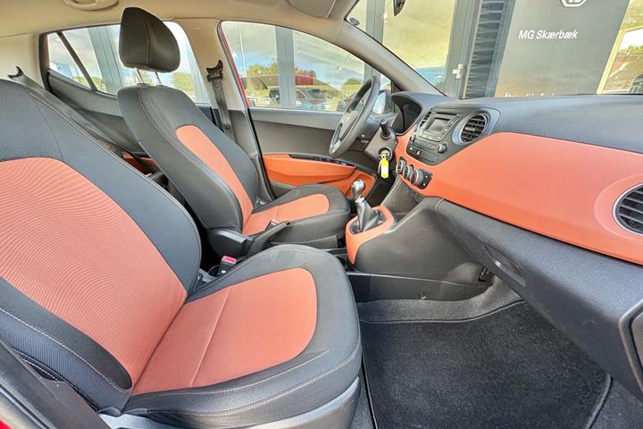 Rød Hyundai i10 fra 2015