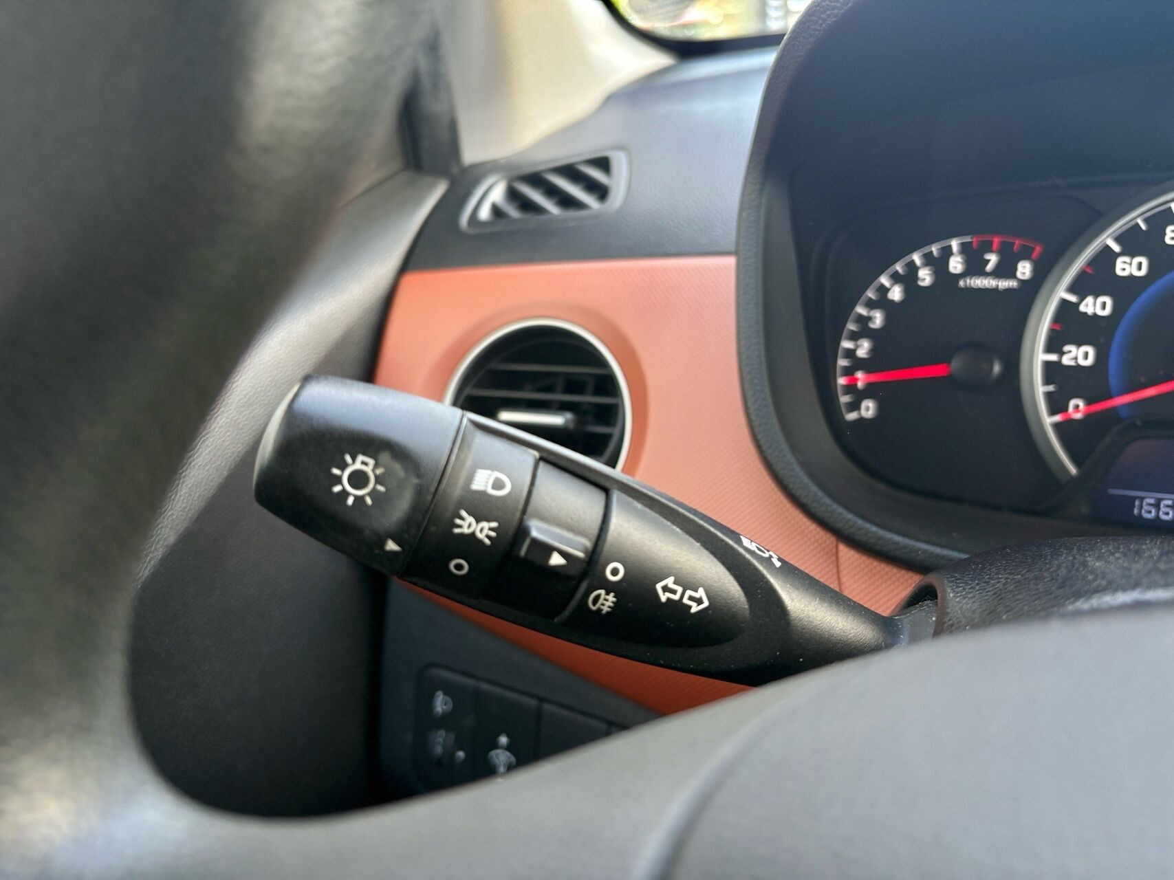 Rød Hyundai i10 fra 2015