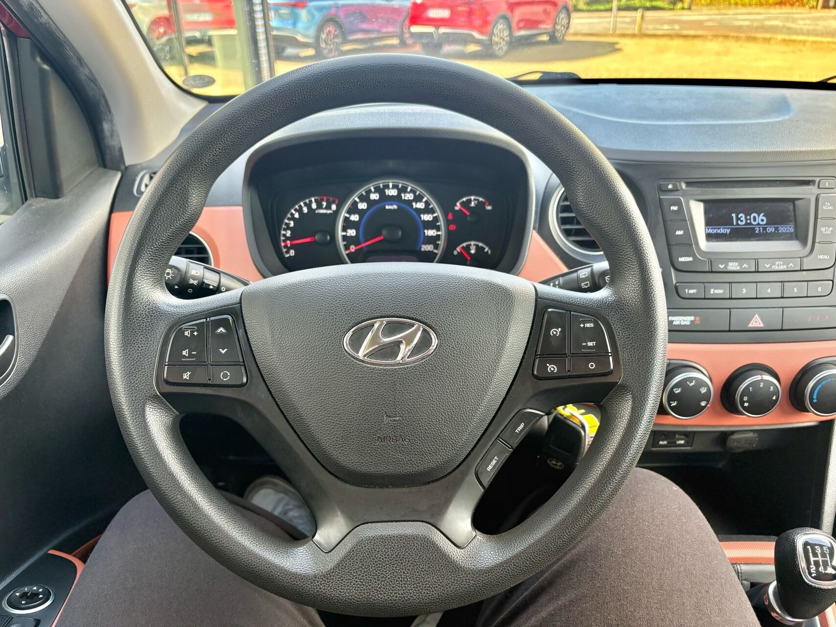 Rød Hyundai i10 fra 2015