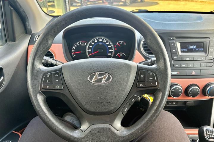 Rød Hyundai i10 fra 2015