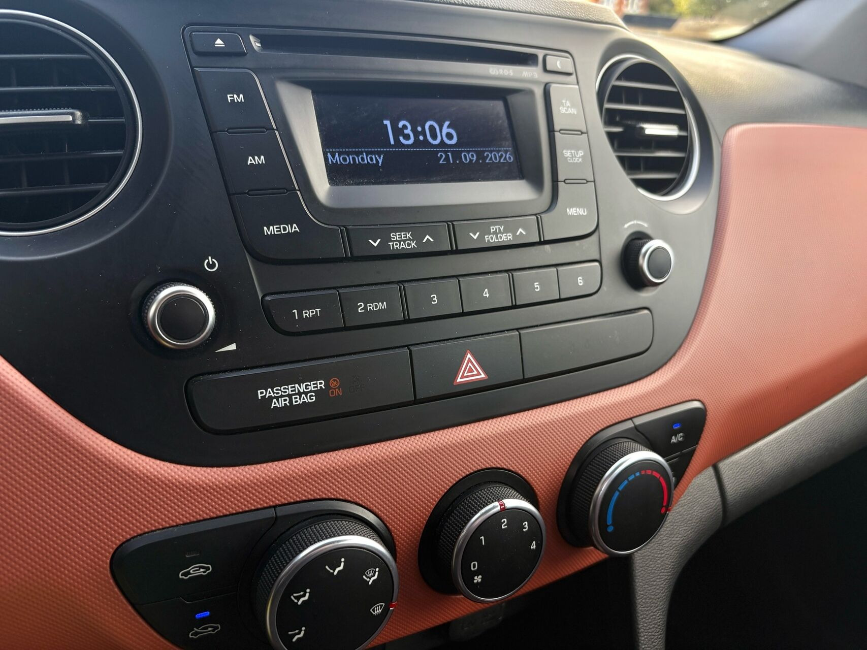 Rød Hyundai i10 fra 2015