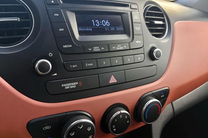 Rød Hyundai i10 fra 2015