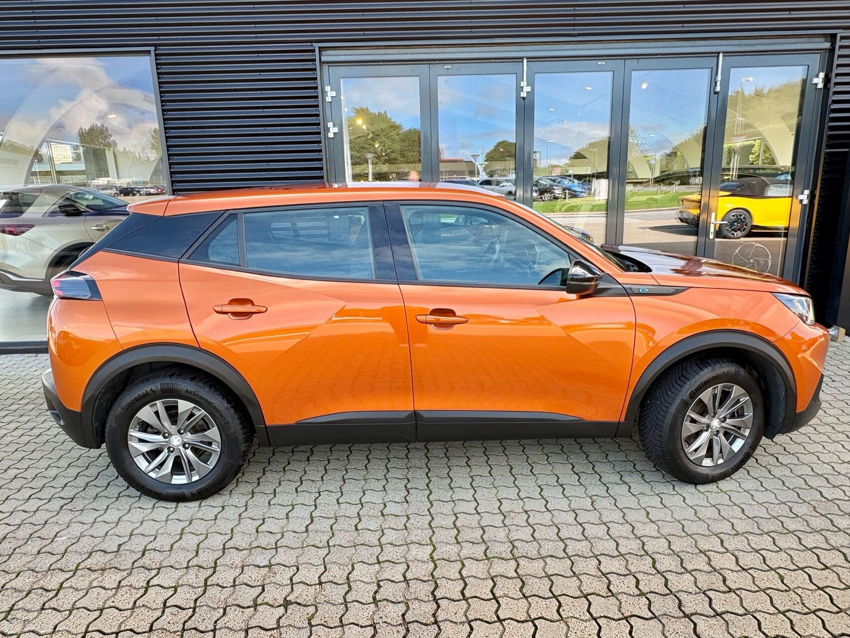 Orange Peugeot e-2008 fra 2023