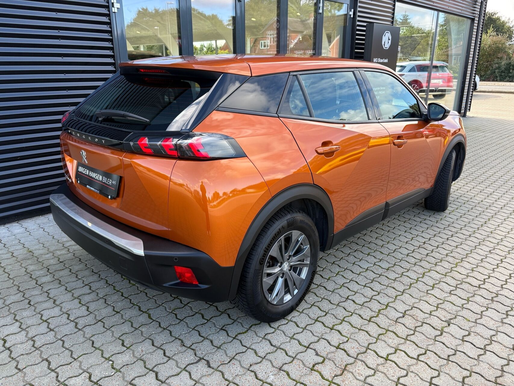Orange Peugeot e-2008 fra 2023