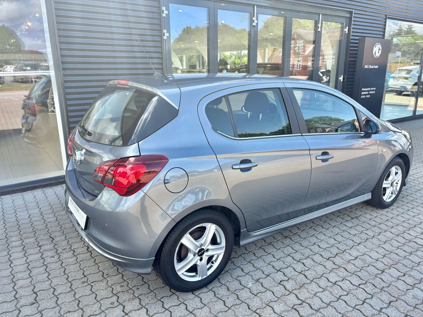 Grå Opel Corsa fra 2019