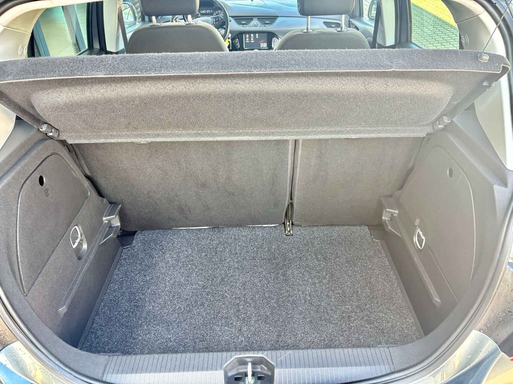 Grå Opel Corsa fra 2019