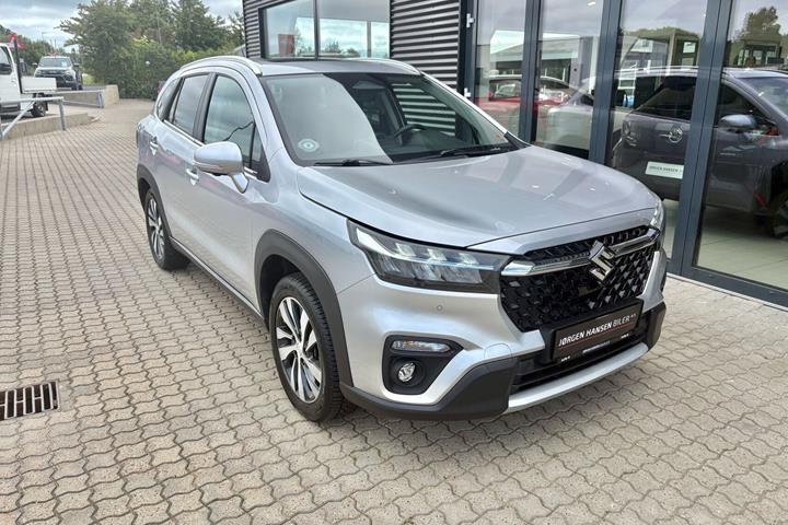 Sølv Suzuki S-Cross fra 2025
