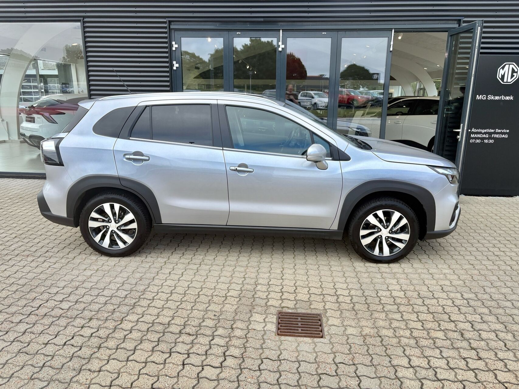 Sølv Suzuki S-Cross fra 2025