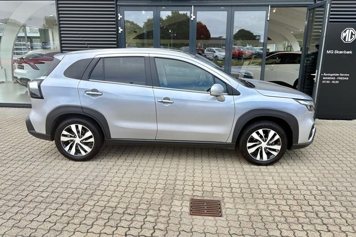 Sølv Suzuki S-Cross fra 2025