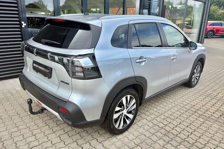 Sølv Suzuki S-Cross fra 2025