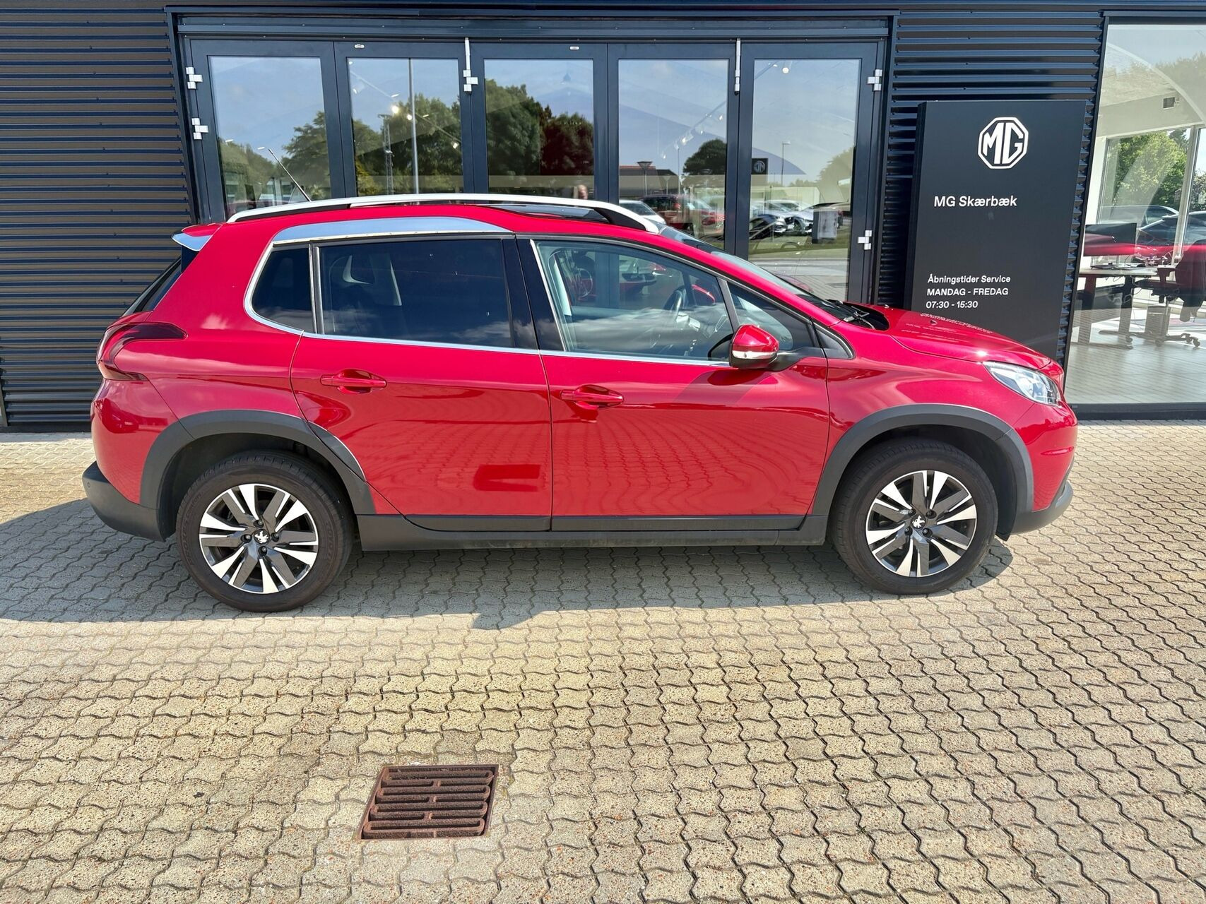Rød Peugeot 2008 fra 2019