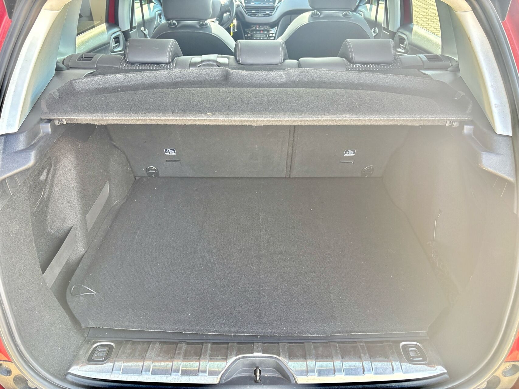 Rød Peugeot 2008 fra 2019
