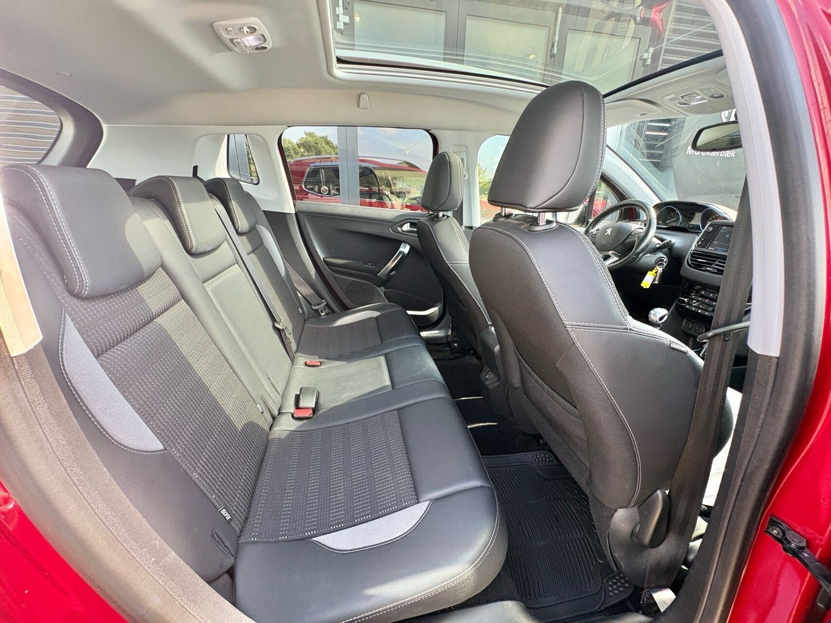 Rød Peugeot 2008 fra 2019