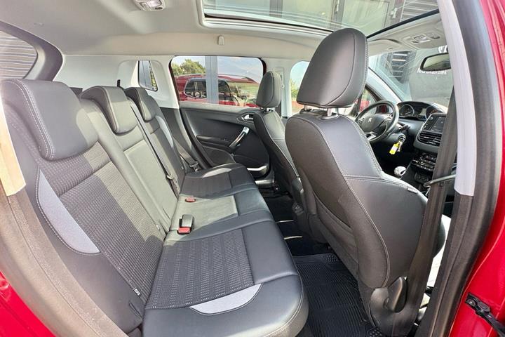 Rød Peugeot 2008 fra 2019